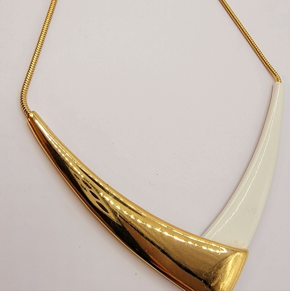 Crown Trifari Goldtone White Enamel Collar Necklace - Picture 2 of 5